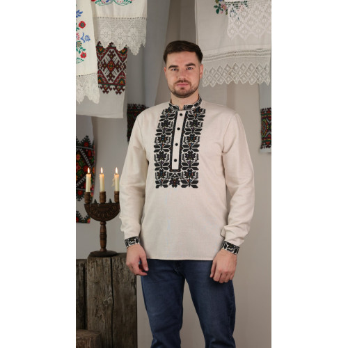 Мужская вышиванка с черным орнаментом 